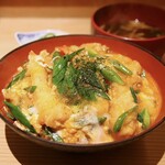 Yudoufu Kadonoya - 天とじ丼(1,500円)
                      チーズ豆腐･香の物･赤出汁付き