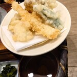 Washoku Ajidokoro Kakashi - 海老ときのこの天ぷら盛り
                        天ぷらは、
                        海老、まいたけ、おくら、かぼちゃ、エリンギ。