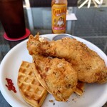 Lucy's Bakery & Kitchen - フライドチキン&ワッフル