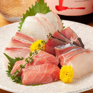 Assorted seasonal fish sashimi and ``squid minced meat'' packed with delicious squid flavor are exquisite!