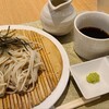 Dashi to Soba Suisha - ざるそば(税込800円)
                蕎麦の香りは微妙で二八でなく七割くらい？
                利尻昆布と鯖節と潤目鰯、甘めの醤油のつゆ。
                つゆが甘いのは好みが分かれそうです。