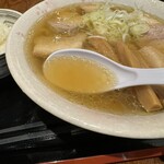 麺とおばんざいとお酒のお店 佳什 - 豚骨ベースの清湯塩スープは以前よりも塩味がマイルドになって優しい印象
