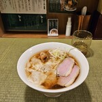 らーめん 鴨&葱 - 鴨ワンタン麺、畳敷きカウンター