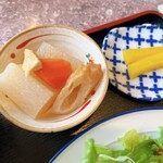 カフェレスト 城本 - 小鉢と漬け物❤️煮付けた大根味が良く染み込んでて美味しかった〜❤️