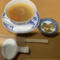 喜記 銀座店 - まずは薬膳スープと搾菜が到着
