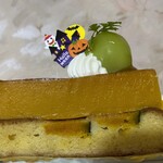 Komugiko To Tamago. - カットかぼちゃが入ったタルト台に、栗かぼちゃと生クリームの滑らかなかぼちゃプリンが美味しい秋めく味わい。ちょこんと絞られた生クリームに、シャインマスカットとぶどうがチャーミング。