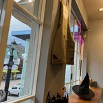 The Pie Hole Los Angeles Kyu Karuizawa - The Halloween decorations inside the store were adorable.