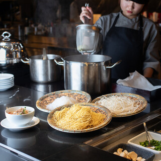 ライブ感満載の空間で、とっておきの“美食体験”を