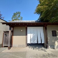 Auberge TOKITO - こちらの門の前で待っていてくださいます