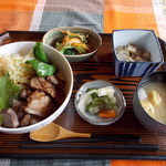 ナツメグ - ナツメグ　ステーキごはん　サラダ　700円