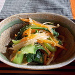 ナツメグ - ナツメグ　小鉢(ほうれん草・もやし・にんじん)アップ