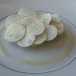 ベージュ アラン・デュカス 東京 - フォアグラにリンゴとマッシュルームが乗ってます