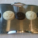 ベージュ アラン・デュカス 東京 - シャネルマークのチョコ