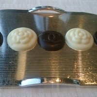 ベージュ アラン・デュカス 東京 - シャネルマークのチョコ
