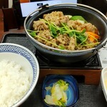 Yoshinoya - 牛すき鍋膳(並盛) 587円(通常787円)、ご飯大盛り無料・お替り無料になります