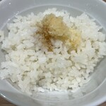 Marudai Ramen - ライスに卓上の刻みニンニクの粒と醤油を垂らし頂きました。この食べ方大好き（笑）