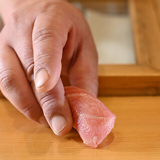 Savor the Edomae nigiri made with carefully selected fresh fish and carefully selected sushi rice.
