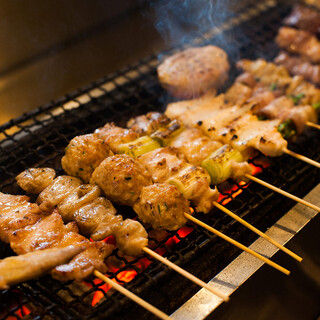 與當地酒相配的特色商品琳瑯滿目◎北海道的海鲜和烤鸡肉串也很豐富！