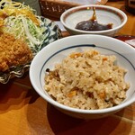 Atsugiri Tonkatsu Yoshihei - 今月の炊き込みご飯　焼き鮭としめじ