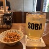 Sutando Japa Soba Hanako - 蕎麦の実ハイボールとお通しの蕎麦ポリっと。この蕎麦ポリっとは十割蕎麦を揚げたものだそうで、永遠に食べれます。販売して欲しいくらい美味しいです！