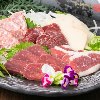 Fresh horse meat delivered directly from Kumamoto is healthy and of high quality. Please enjoy it with ``sashimi''.
