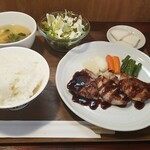 キッチン ブルー グローブ - 豚ヒレ肉ソテー　ディアブルソース