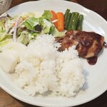 キッチン ブルー グローブ - ご飯、サラダ、お新香を乗せ、定番のワンプレート