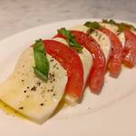 番茄和马苏里拉奶酪的卡布里沙拉
