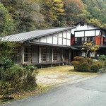 やまめ料理阿瀬 - 駐車場はお店に向かって右手に有ります☆