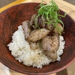 らーめんMAIKAGURA - 今日の肉丼。焼き加減も味も絶妙。良い店や