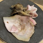 らーめんMAIKAGURA - 特製は殆ど肉皿。どれも旨いが鴨が旨いかも