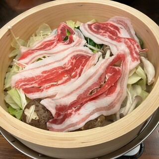 ``Agu pork steamer set'' that brings out the flavor of the ingredients in a cypress bamboo steamer