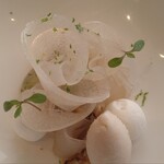 サンス・エ・サヴール - 薄く切った梨を花のようにあしらっています