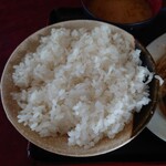 七番 - 年季の入った食品サンプルが器からズレているくらいに、丼の中でスルッと動くご飯。