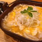 太閤うどん - とりおじやうどん【ミニ】(税込918円)
            鉄鍋に自家製うどん1玉とおにぎり1つ分のお米(山口県美祢産)が入っています
            トッピングは鶏肉(広島県産)、玉子、白葱、三つ葉、牛蒡、人参、玉葱、天かすです