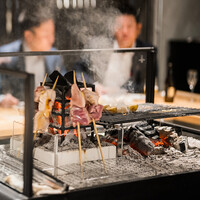 目の前の囲炉裏で焼き上げる炉端イタリアン