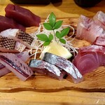 地魚料理 若大将 - 地魚刺盛1人前(左上から反時計回り。かつお、青ホタ、飛び魚、アカ鰺、ギンマツ、カンパチ)