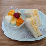 れらはるせ - ◯玉子サンド
キチンとマーガリンが塗られてから作られている
ミッチリとクラッシュドエッグが挟まれてた