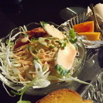 「モーニングセット」のウインナー付サラダ・柿・ゆで卵