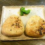 焼鳥佐藤 - 焼きおにぎり￥３２０　少し小ぶりなのが２コ♪