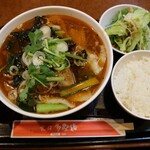 Chabon Tafukurou - 汁あり牛バラ刀削麺&小ライス&サラダ