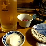 やきとり六助 - 生ビール。お通しのもってのほかの菊。ウズラの煮玉子。漬物。