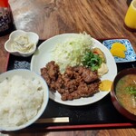 ナカガワ☆スエ食堂 - 鯨竜田揚げ定食1400円