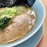 山岡家 - 豚骨も醤油も強めでバランスのいいスープ。