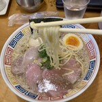 はまんど - 中太麺、よく出汁が絡みます♪煮卵1.5個入っているラーメンも珍しい！！