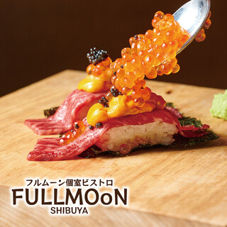 壽司搭配生海膽、鮭魚子和魚子醬
