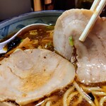 222264412 - 醤油ラーメン
                      豚バラ焼豚は、柔らいだけじゃない食感が均一！
                      味と香りが入っているのに、しょっぱくない！
                      秀逸な焼豚2枚入り！！
                      とても柔らかい極太メンマ、海苔、半煮卵と豪華です。