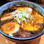 222264363 - 醤油ラーメン 800円
                      鶏油の層!? と思いきや、焦がしネギ油！
                      とても香ばしく熱々です。
                      ネギ香味に隠れ本体が解りにくい。
                      やや甘みがあり、カドのない醤油ベース、
                      鶏ガラ、野菜出汁な感じ。