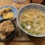 Udon No Soumaya - Bランチ　とり天(温)＋炊き込みご飯780