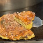 Okonomiyaki Dan - 厚めはないですが、押し固められた座布団系ではない、柔らかな口どけの「だん」さんの焼き加減！塩っけのある濃い出汁生地がグーb(´∀`๑)